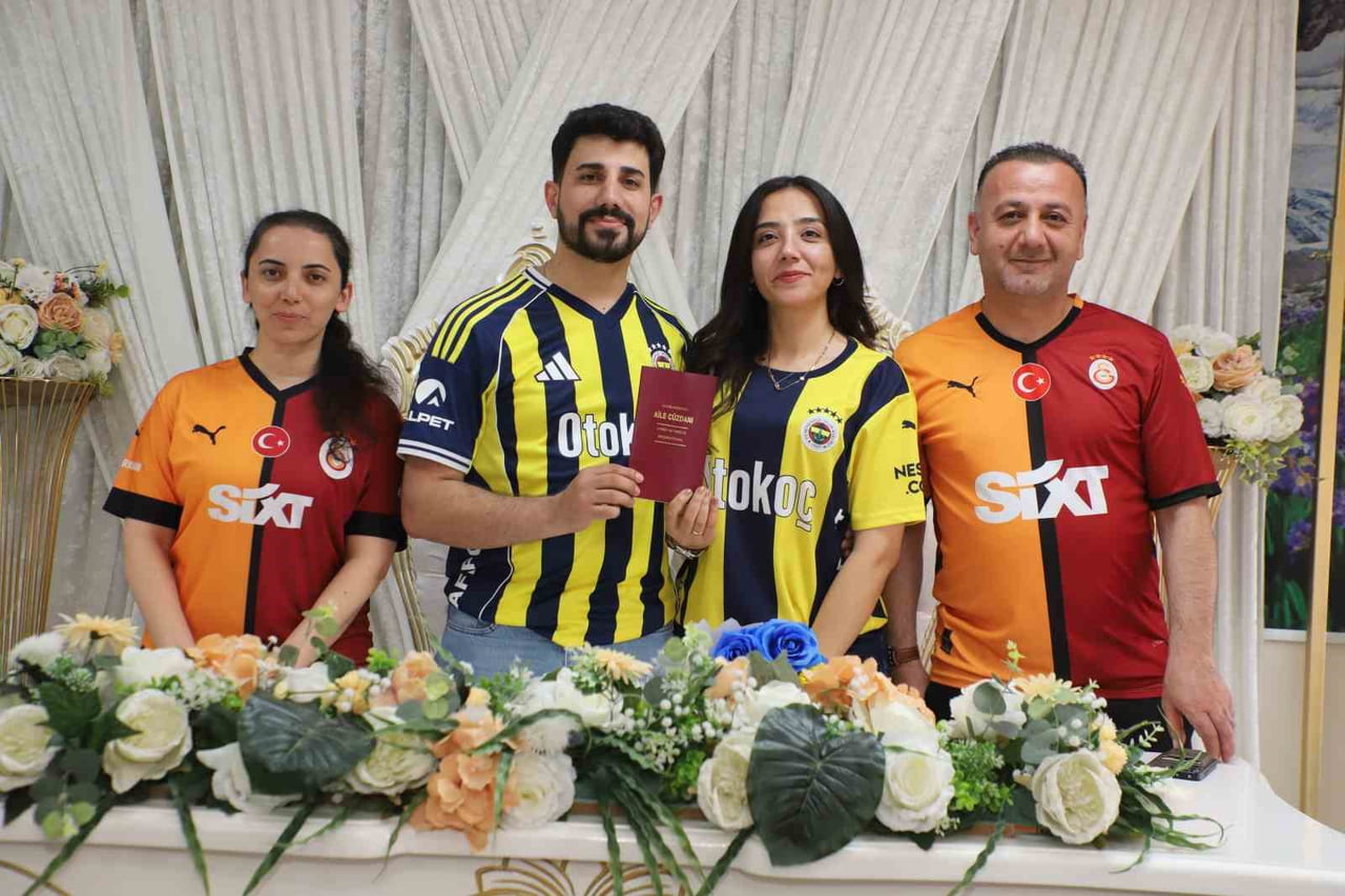 FENERBAHÇELİ NERGİZ SİVAS İLE MUSA BABAN İSİMLİ GENÇ ÇİFTİN NİKAH ŞAHİTLİĞİNİ İSE GALATASARAYLILAR...