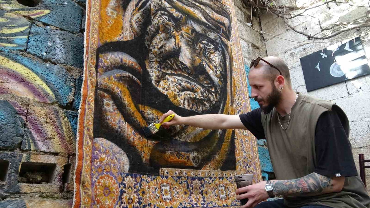 FERHAT GÜMÜŞ, NOSTALJİK PERDE VE HALILARI TUVAL OLARAK KULLANARAK SANATINA YENİLİK KATIYOR.