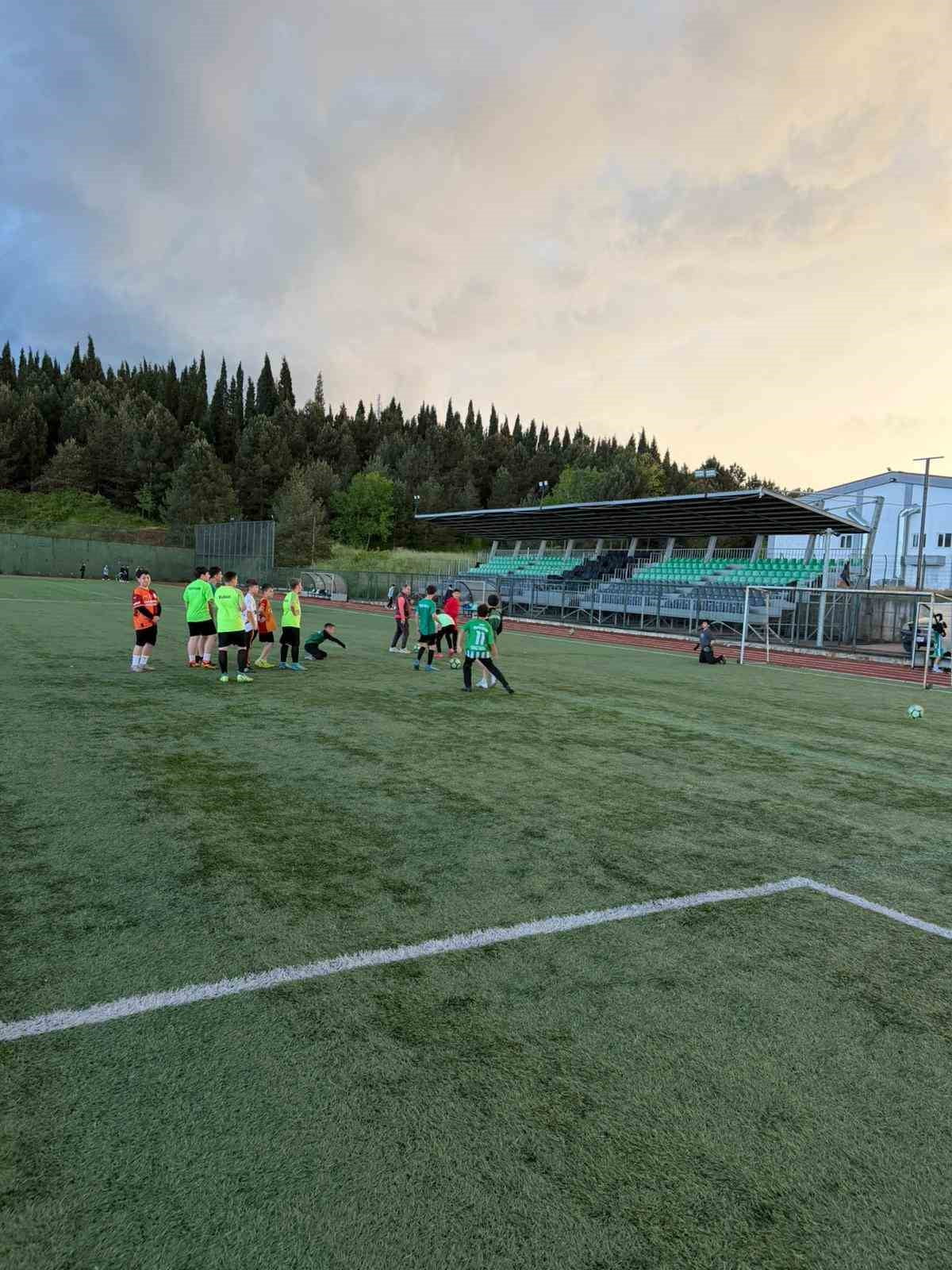 FERİZLİSPOR, GENÇLERİN KÖTÜ ALIŞKANLIKLARDAN UZAK DURMASI VE SPORA YATKINLIK KAZANMALARIN İÇİN...