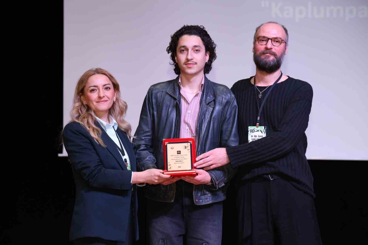 FESTİVAL YÜRÜTÜCÜSÜ DR. ÖĞR. ÜYESİ MERVE SARIŞIN (SOLDA) PLAKET TAKDİMİ