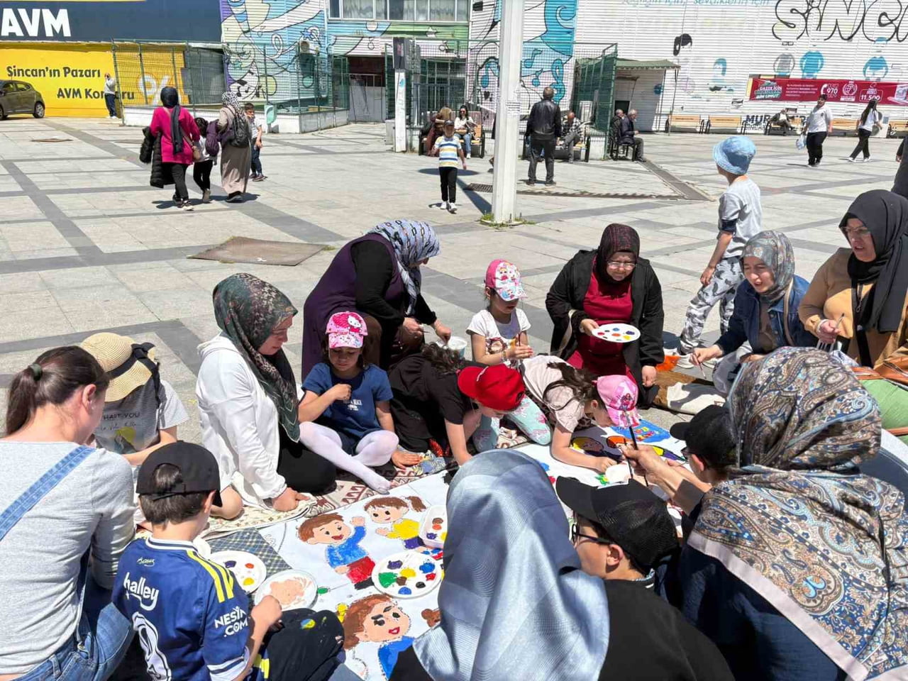 FESTİVALİN AÇILIŞINDA YAKLAŞIK BİN ÖĞRENCİ, AİLELERİYLE BİRLİKTE 'NEZAKET VE AİLE' TEMALI RESİMLER...