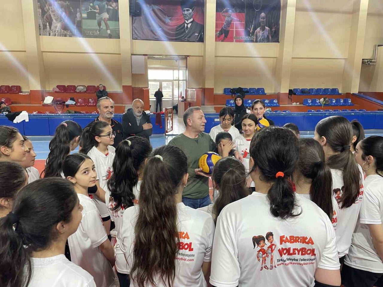 FİLEDE VALİ SÜRPRİZİ! ZİYA POLAT GENÇ SPORCULARLA VOLEYBOL OYNADI(KARS-İHA)