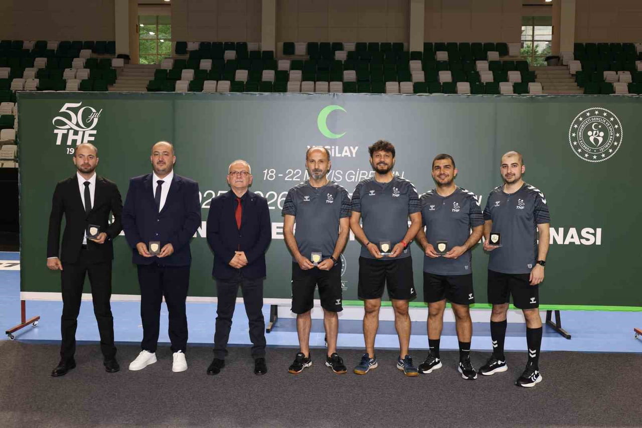 FİNAL MÜSABAKALARINDA GÖREV ALAN HAKEM VE GÖZLEMCİLERE ÖDÜLLERİNİ İSE TÜRKİYE HENTBOL FEDERASYONU...