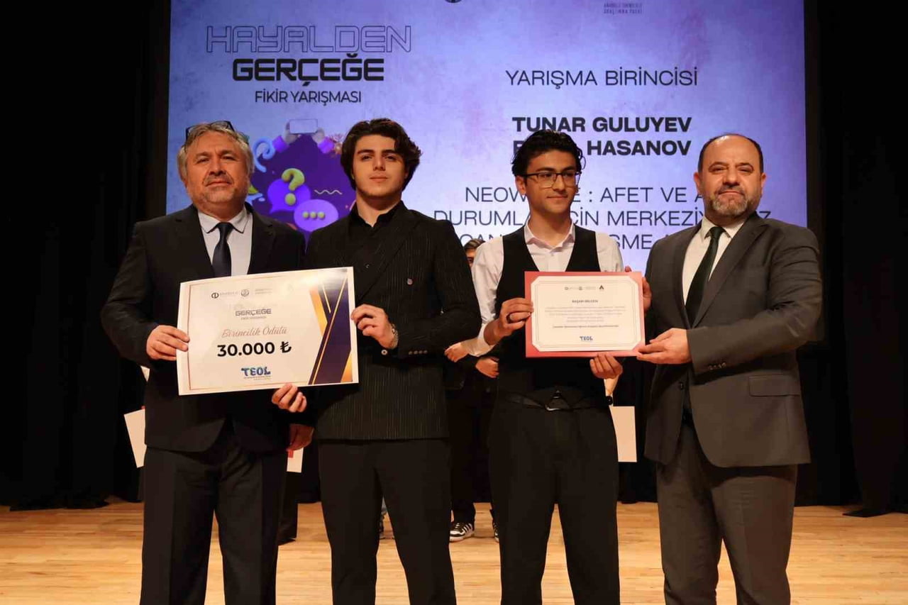 FİNAL PROGRAMINDA DERECEYE GİREN ÖĞRENCİLERE ÖDÜLLERİ TAKDİM EDİLİRKEN, YARIŞMADA İLK 5’E GİREN...