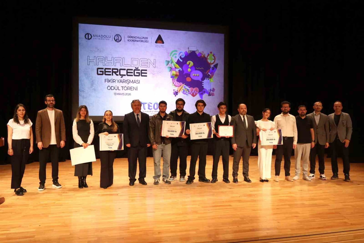 FİNAL PROGRAMINDA DERECEYE GİREN ÖĞRENCİLERE ÖDÜLLERİ TAKDİM EDİLİRKEN, YARIŞMADA İLK 5’E GİREN...