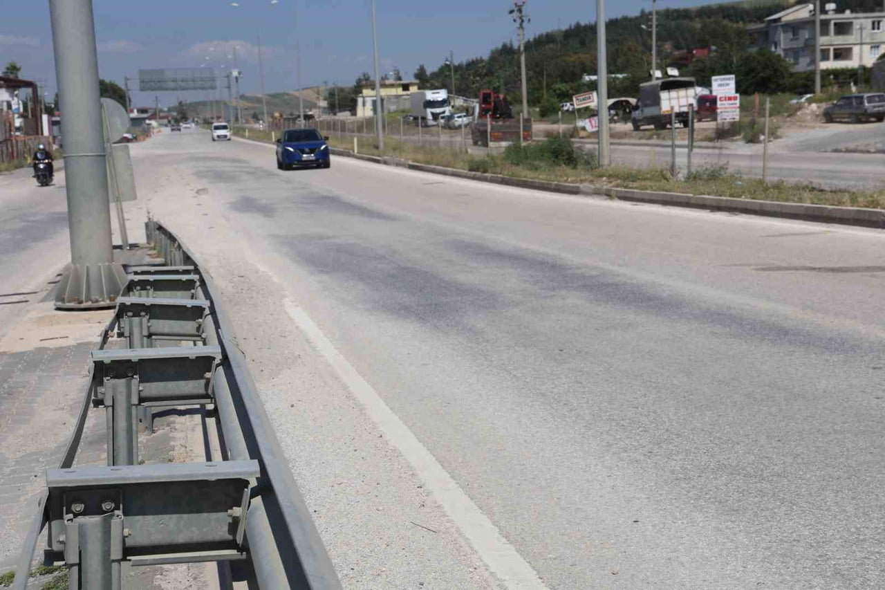 FİRARİ KOYUNLARIN KULLLANDIĞI  KARA YOLU