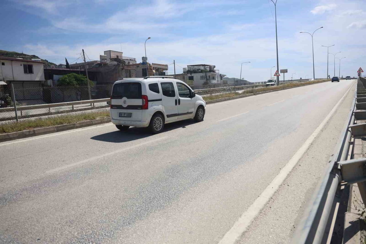 FİRARİ KOYUNLARIN KULLLANDIĞI  KARA YOLU