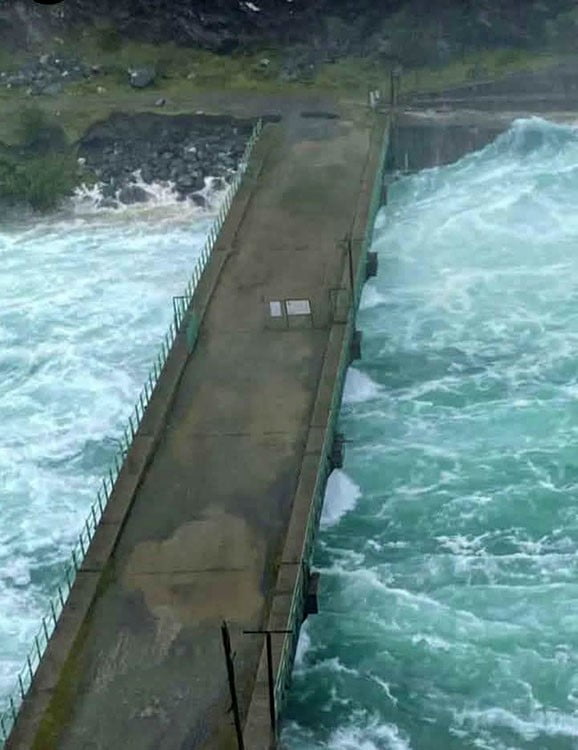 FIRAT NEHRİ ÜZERİNDEKİ KÖPRÜ, KARAKAYA BARAJINDA SU TAHLİYESİNDEN DOLAYI ULAŞIMA KAPATILDI.