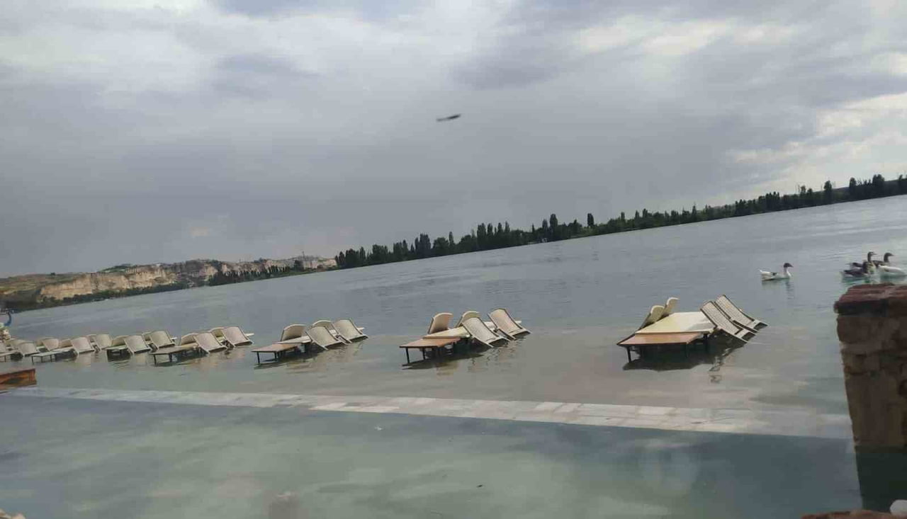 FIRAT NEHRİNİN TAŞMASI SONUCU BAZI İŞLETMELERİ SU BASTI