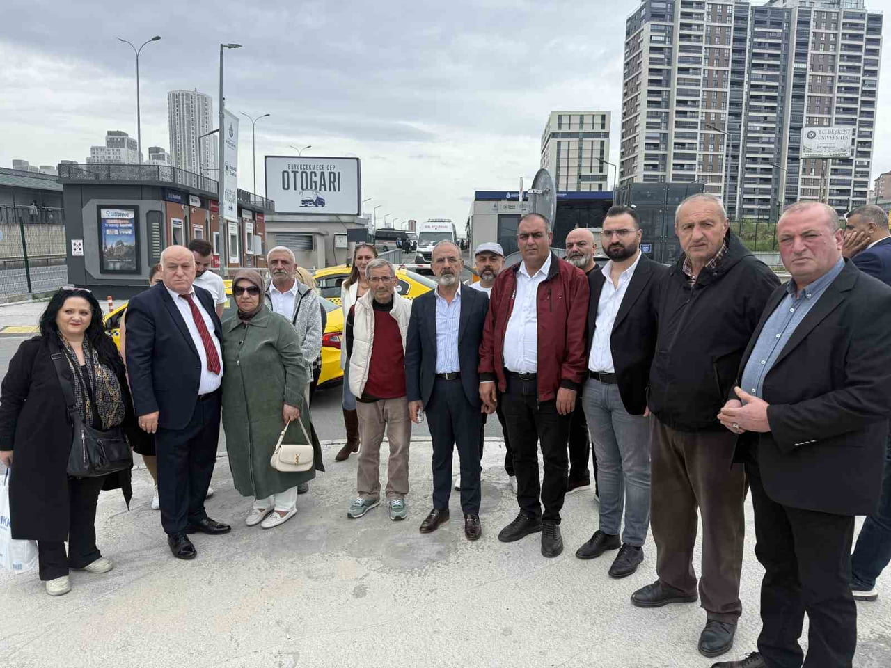 FİRMA SAHİPLERİ, 2 METREKARE DÜKKAN İÇİN 100 BİN LİRA ÖDEDİKLERİNİ SÖYLEDİ.