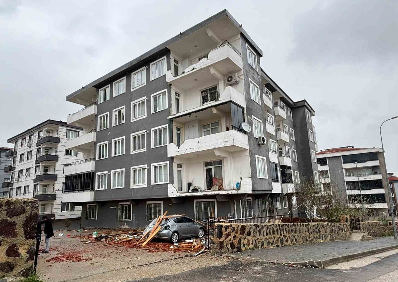FIRTINAYLA BİRLİKTE ETKİLİ OLAN YAĞMUR, DOLU, HORTUM VE RÜZGAR, CADDE, SOKAKLAR VE KÖPRÜ ALTLARINI...