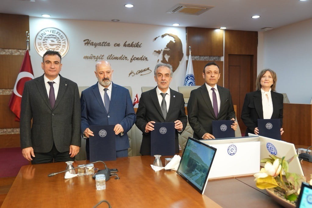 FOTO SOLDAN SAĞA: EÜ EGE MYO MD. PROF. DR. EMRE ERCAN, EÜ REKTÖR YRD. PROF. DR. AYDOĞAN SAVRAN, EÜ...
