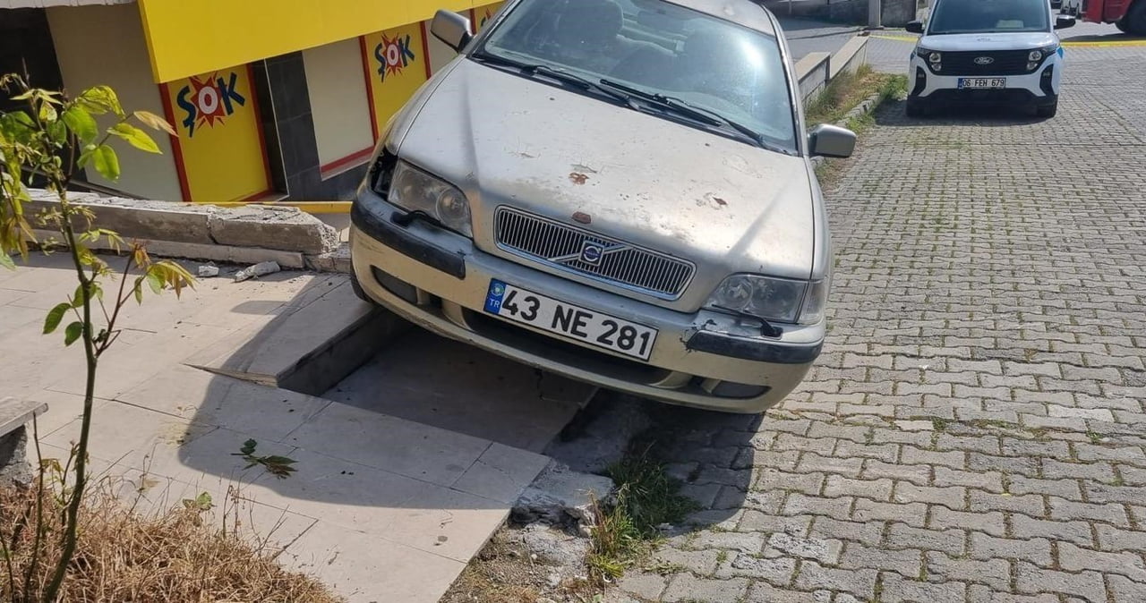 FRENİ BOŞALAN ARAÇ DOĞALGAZ BORUSUNDA ASKIDA KALDI