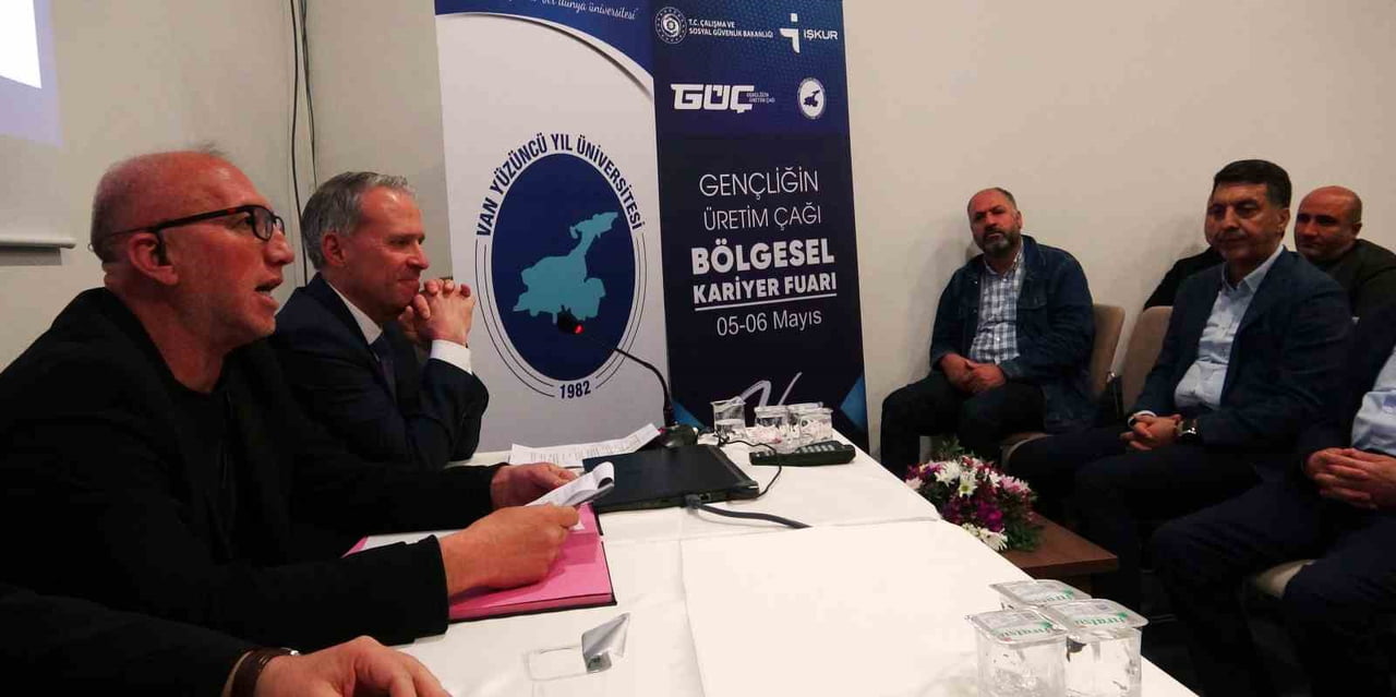 FUAR KAPSAMINDA DÜZENLENEN “ABD POLİTİKASINA ÇOK BOYUTLU BAKIŞ” KONULU PANELE DIŞİŞLERİ BAKANLIĞI...