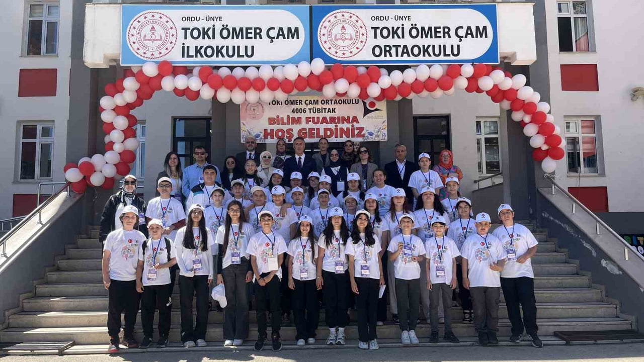 FUARDA YER ALAN ÖĞRETMEN VE ÖĞRENCİLER TOPLU FOTOĞRAF