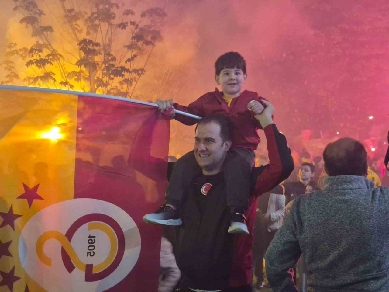 GALATASARAY'IN 26. ŞAMPİYONLUĞU ANKARA’DA TEZAHÜRATLAR, DAVUL, ZURNA VE HALAYLAR EŞLİĞİNDE...