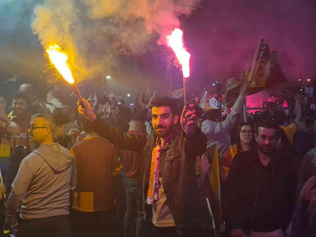 GALATASARAY'IN 26. ŞAMPİYONLUĞU ANKARA’DA TEZAHÜRATLAR, DAVUL, ZURNA VE HALAYLAR EŞLİĞİNDE...
