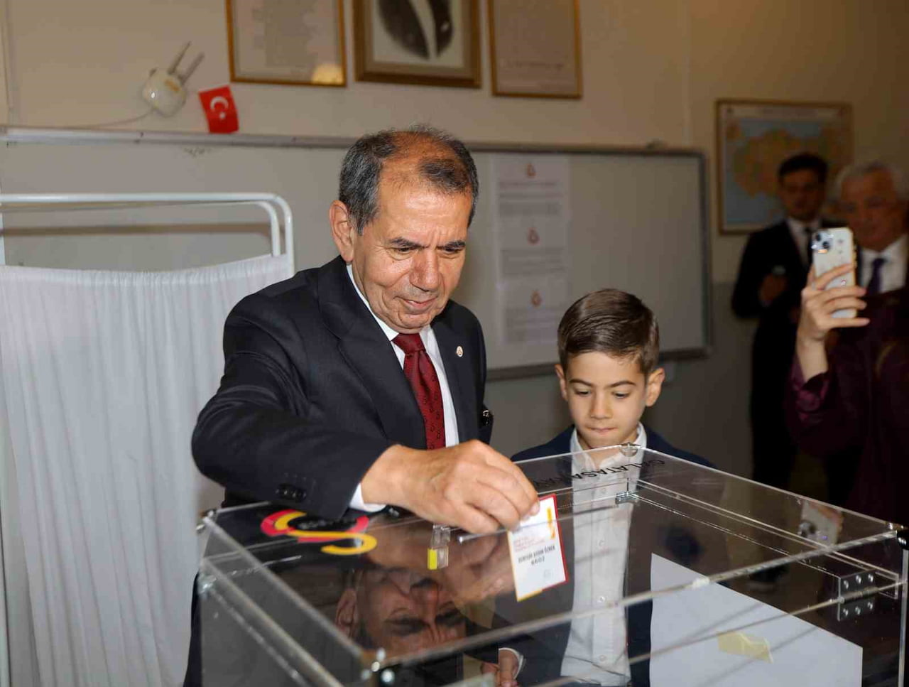 GALATASARAY'IN MEVCUT BAŞKANI VE BAŞKAN ADAYI DURSUN ÖZBEK, OLAĞAN SEÇİM TOPLANTISINDA OYUNU 1...