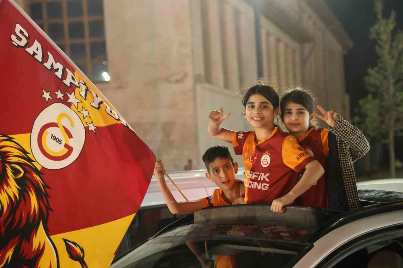 GALATASARAY'IN ŞAMPİYONLUĞU HATAY'DA COŞKUYLA KUTLANIRKEN, TARAFTARLAR ARAÇ KONVOYU YAPARAK ŞEHİR...
