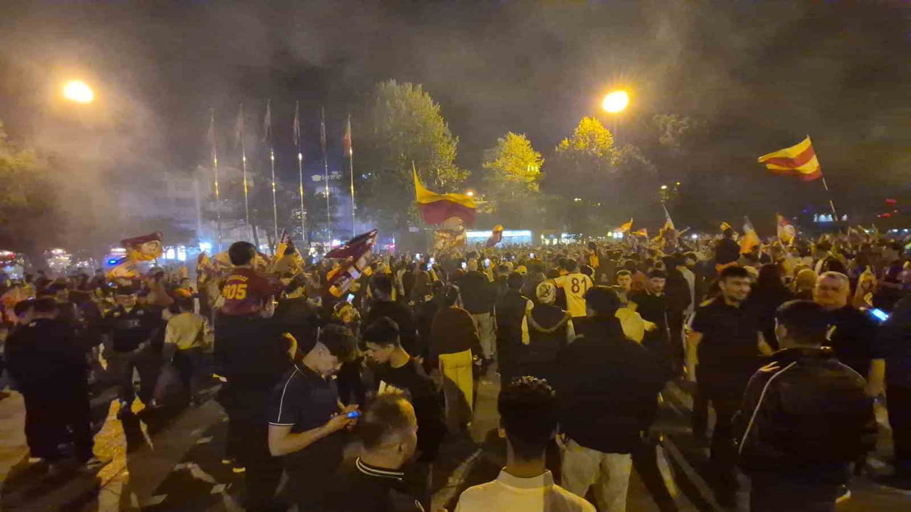 GALATASARAY'IN ŞAMPİYONLUĞUNU İLAN ETMESİ SONRASI DÜZCELİ TARAFTARLAR ANITPARK'A AKIN EDEREK...