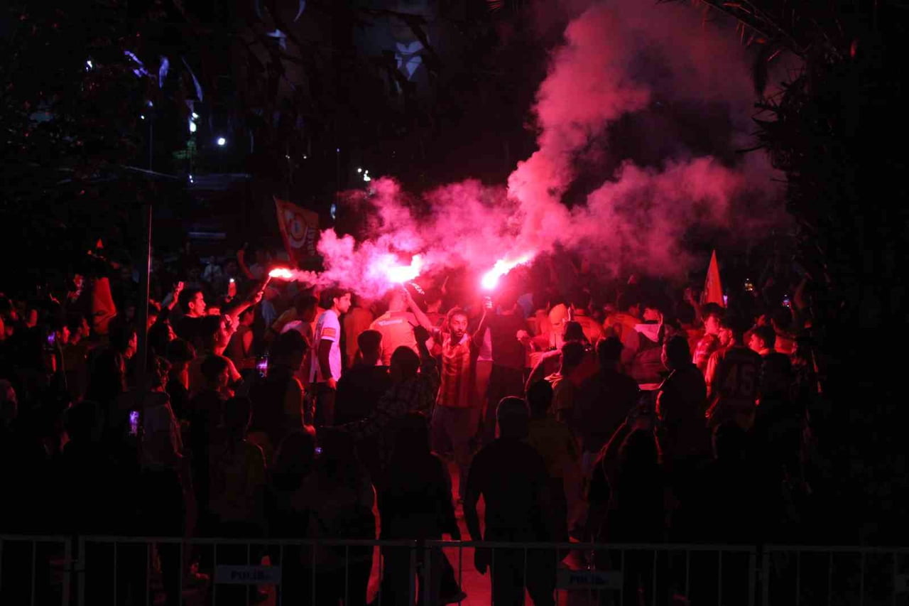 GALATASARAY'IN ŞAMPİYONLUĞUNU İLAN ETMESİNİN ARDINDAN AYDIN'DA SOKAKLAR SARI-KIRMIZIYA...