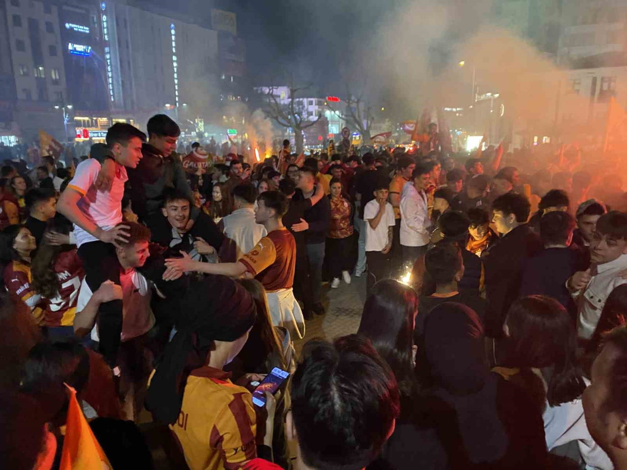 GALATASARAY'IN ŞAMPİYONLUĞUNU İLAN ETMESİYLE SARI-KIRMIZILI TARAFTARLAR KASTAMONU'DA SOKAKLARA...
