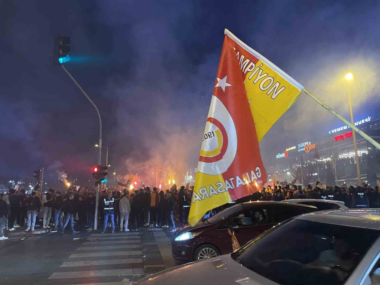GALATASARAY'IN ŞAMPİYONLUĞUNU İLAN ETMESİYLE SARI-KIRMIZILI TARAFTARLAR KONYA'DA SOKAKLARA...