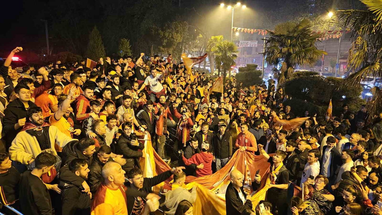 GALATASARAY'IN ŞAMPİYONLUĞUNU İLAN ETMESİYLE ZONGULDAK SOKAKLARI KORNA VE KUTLAMA SESLERİYLE...