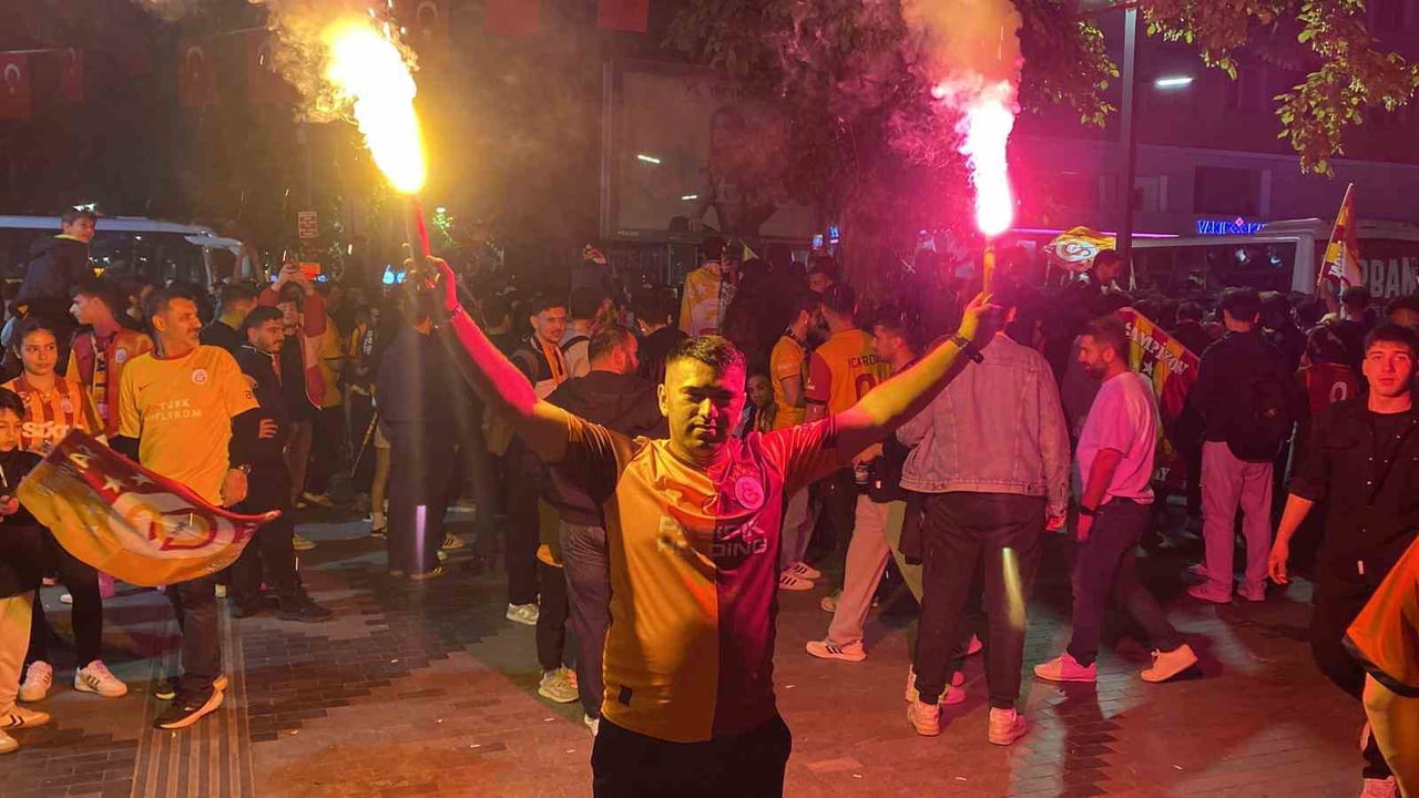 GALATASARAY'IN TRENDYOL SÜPER LİG'DE ŞAMPİYONLUĞUNU İLAN ETMESİYLE KOCAELİ'DE TARAFTARLAR SOKAĞA...