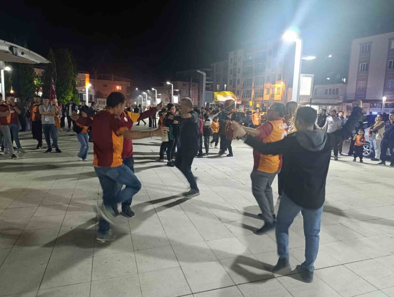 GALATASARAY’IN 26. ŞAMPİYONLUĞU SELENDİ’DE BÜYÜK BİR COŞKUYA SAHNE OLDU. ELLERİNDE BAYRAK VE...