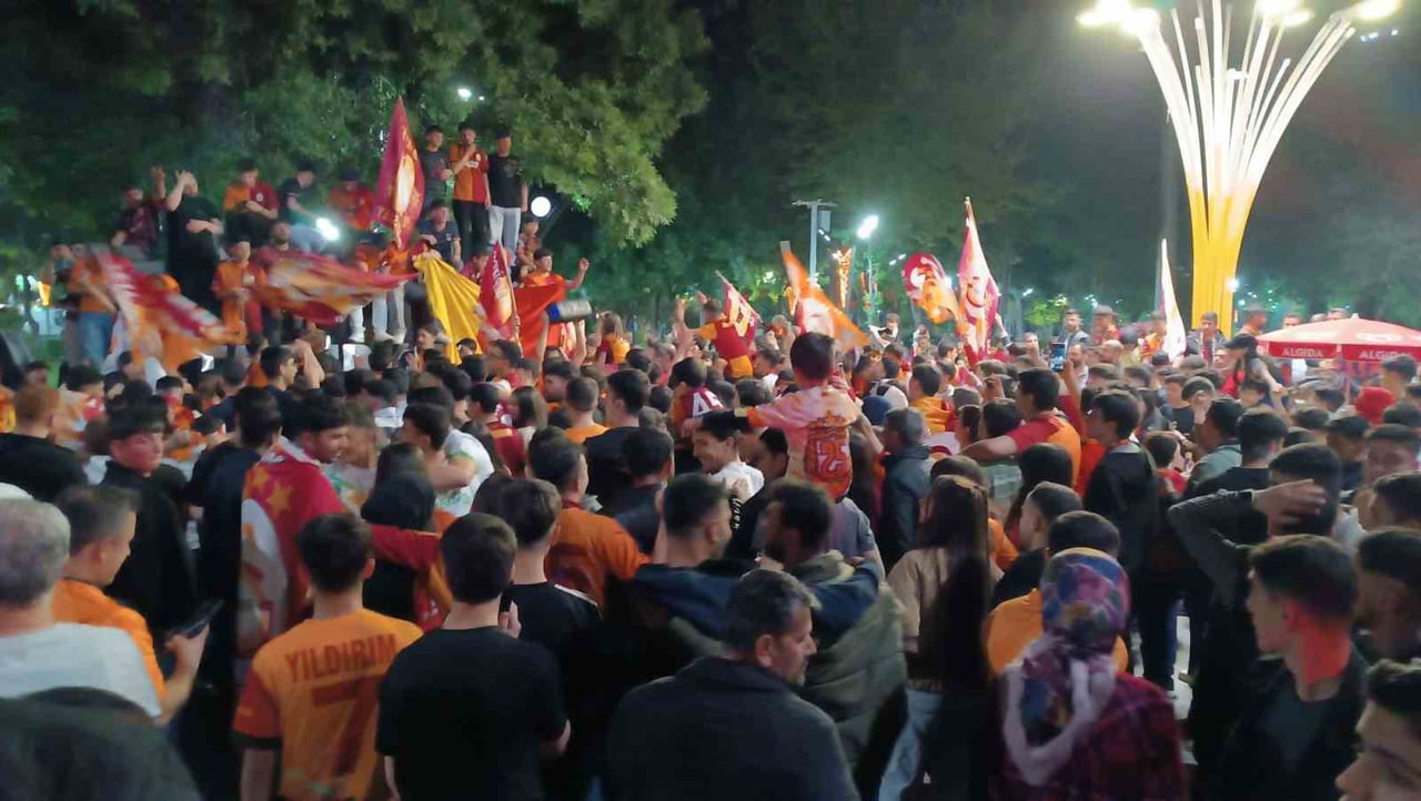 GALATASARAY’IN ANTALYASPOR KARŞISINDA ALDIĞI GALİBİYETLE ŞAMPİYONLUĞUNU GARANTİLEMESİNİN ARDINDAN...