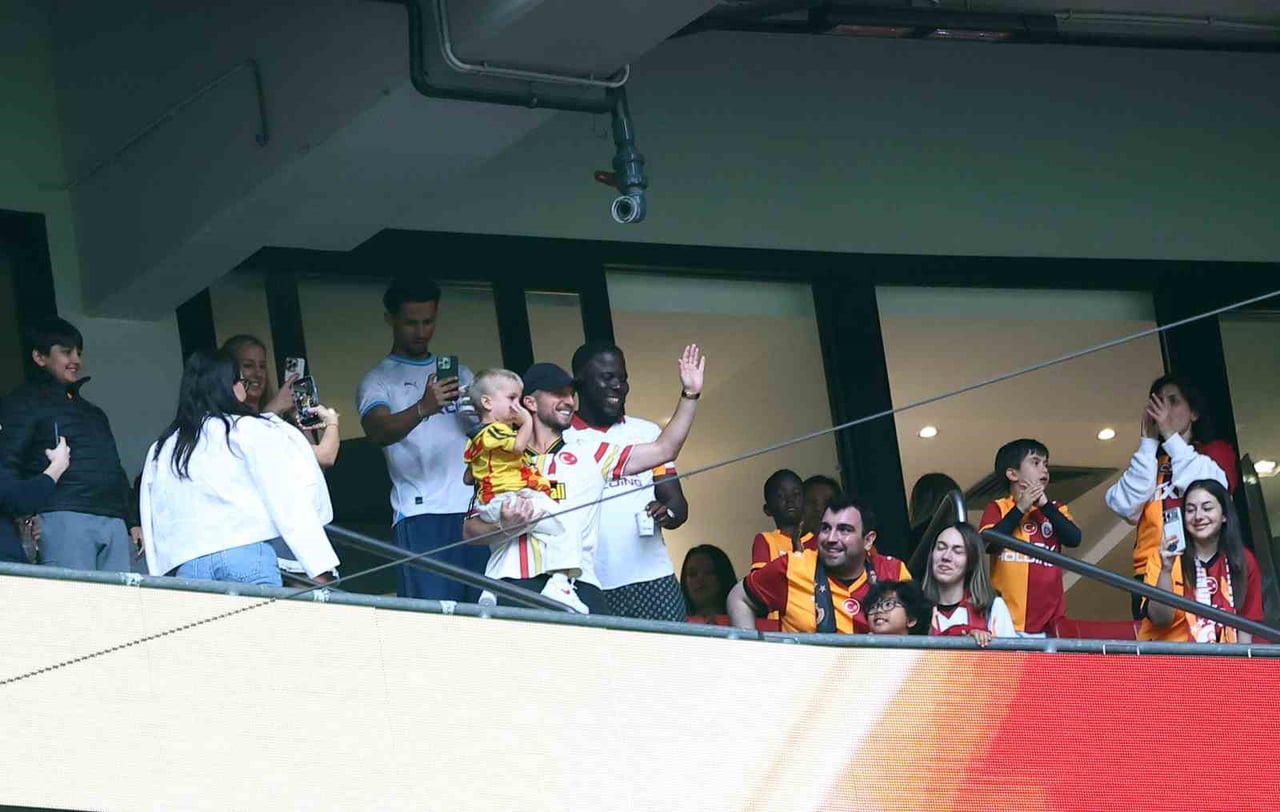 GALATASARAY’IN ESKİ FUTBOLCUSU DRİES MERTENS, AİLESİYLE BİRLİKTE ANTALYASPOR MAÇINI TRİBÜNDEN...