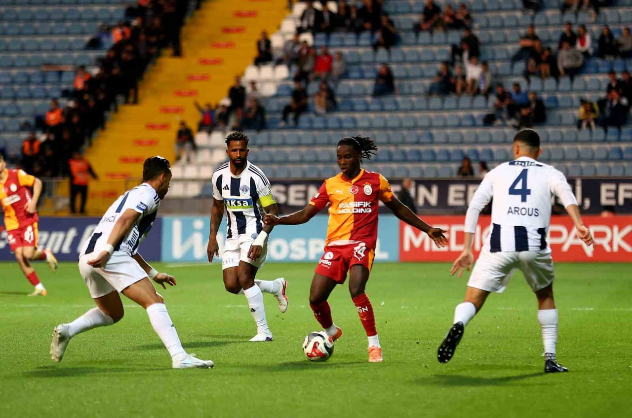 GALATASARAY’IN İKİNCİ TRANSFER DÖNEMİNDE KADROSUNA KATTIĞI GİNE BİSSAULU FUTBOLCU RENATO NHAGA...