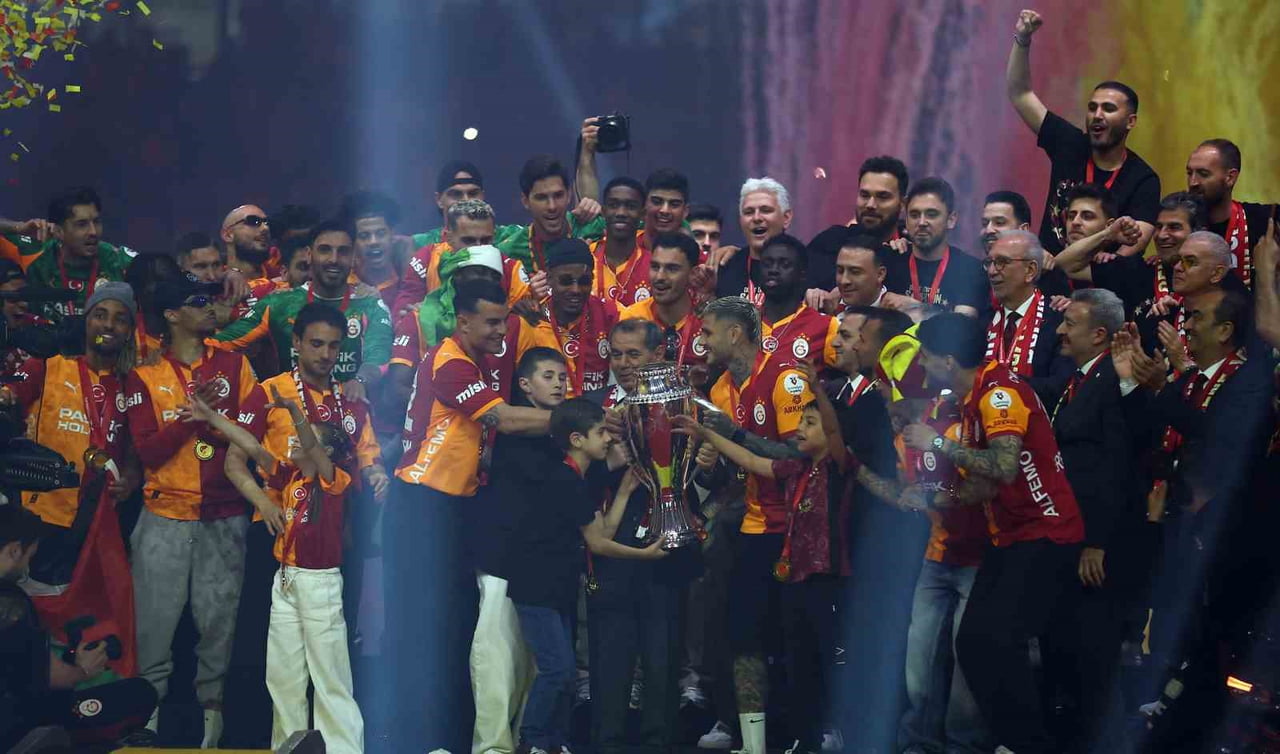 GALATASARAY SEZONU 77 PUANLA ŞAMPİYON OLARAK TAMAMLADI