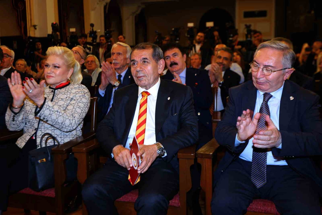 GALATASARAY SPOR KULÜBÜ'NÜN MEVCUT BAŞKANI DURSUN ÖZBEK YENİDEN BAŞKAN SEÇİLDİ. ÖZBEK, TOPLAM BİN...