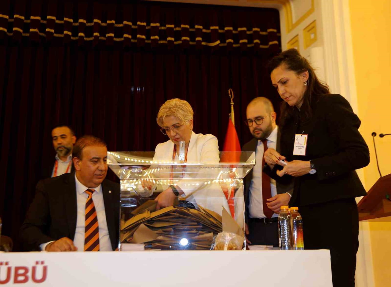 GALATASARAY SPOR KULÜBÜ OLAĞAN SEÇİM TOPLANTISINDA OY VERME SONA ERDİ VE OY SAYMA İŞLEMİNE...