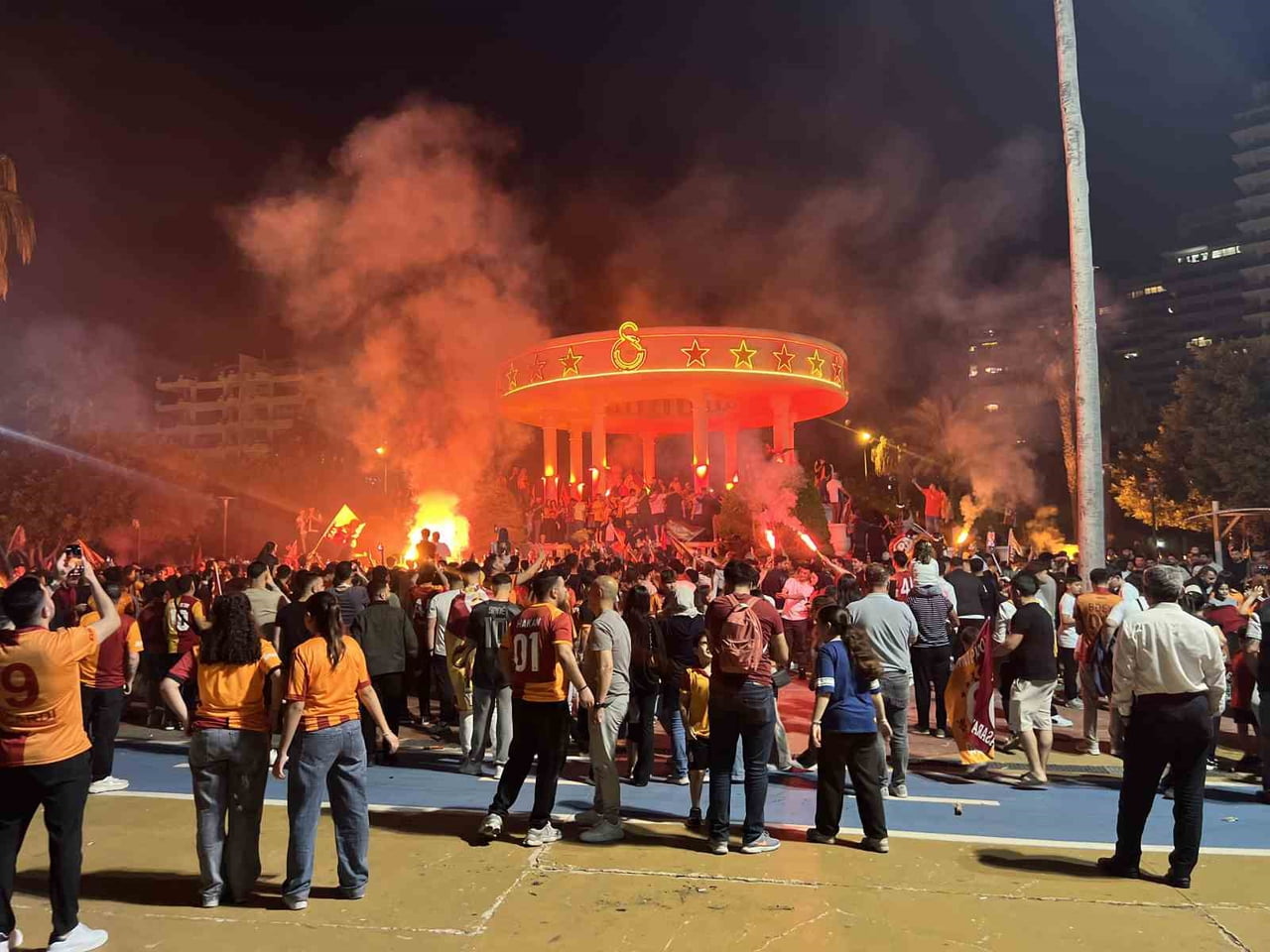 GALATASARAY TARAFTARLARI, ADNAN MENDERES BULVARI SAHİLİNDEKİ GALATASARAY MEYDANINA AKIN ETTİ.