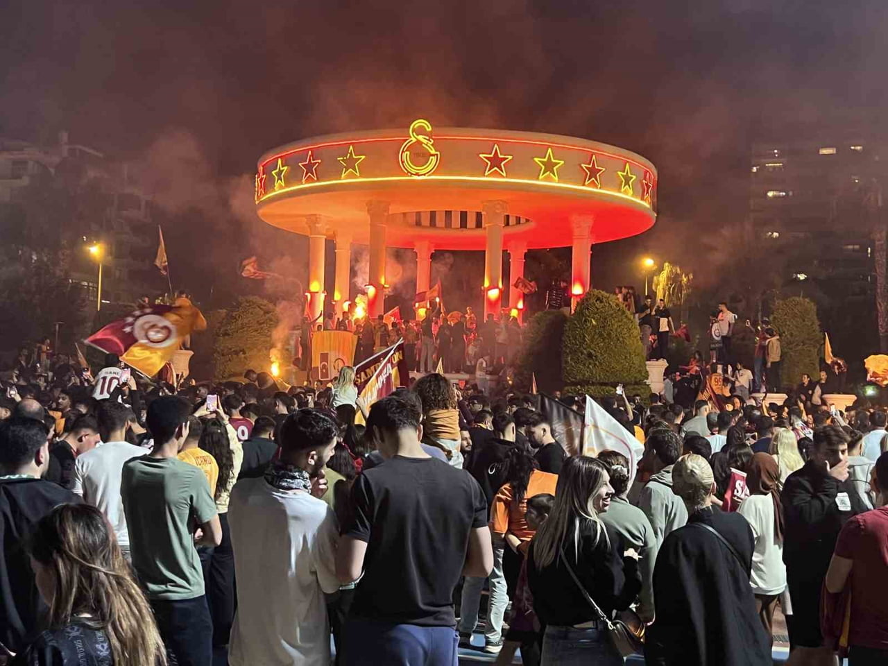 GALATASARAY TARAFTARLARI, ADNAN MENDERES BULVARI SAHİLİNDEKİ GALATASARAY MEYDANINA AKIN ETTİ.