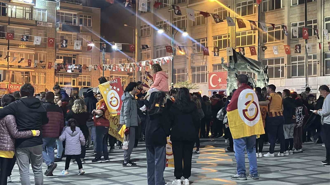 GALATASARAY TARAFTARLARI, CUMHURİYET MEYDANI'NA AKIN ETTİ. BURADA MEŞALELER YAKARAK ŞAMPİYONLUK...