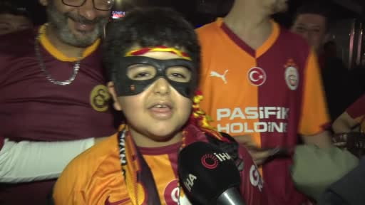 Galatasaray taraftarları, Taksim Meydanı’nda 26. şampiyonluğu coşkuyla kutladı. Yüzlerce taraftar...