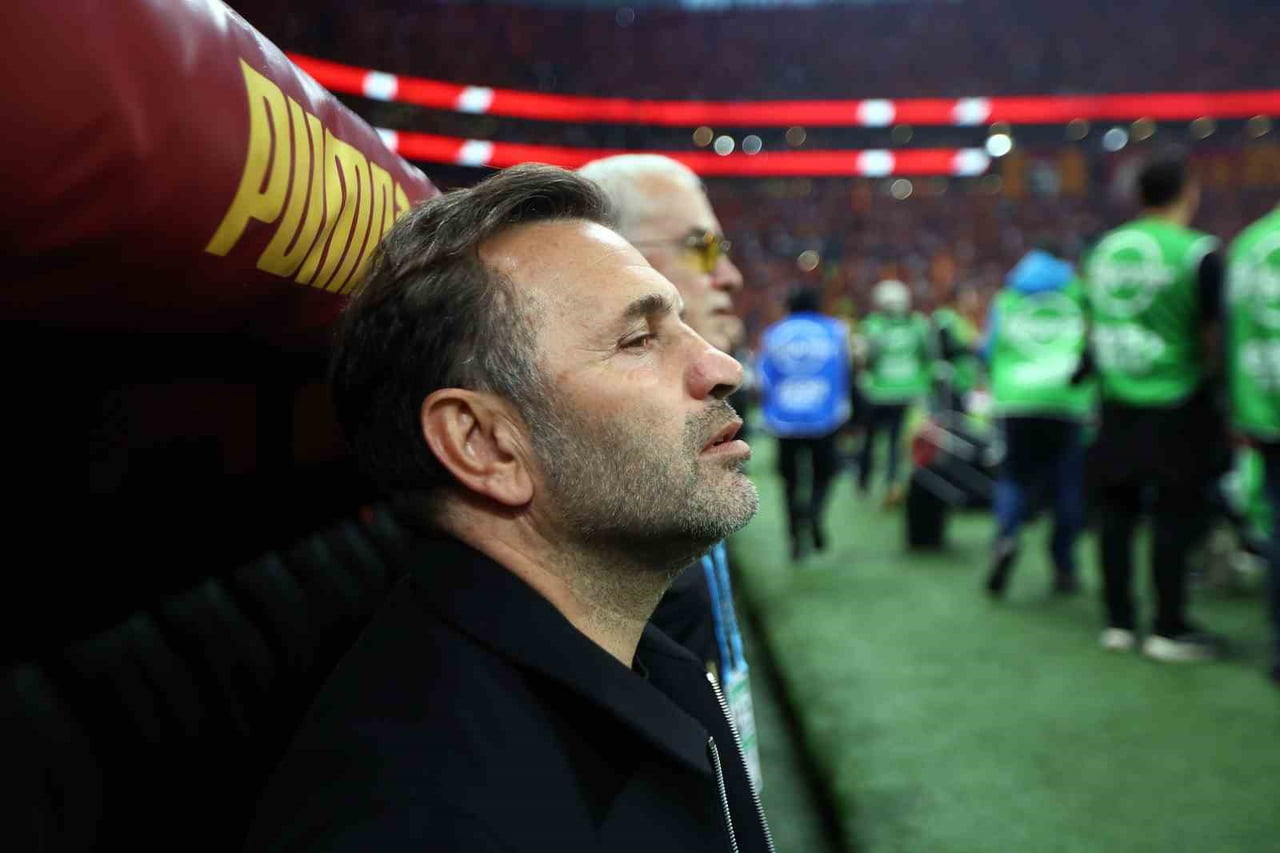 GALATASARAY TEKNİK DİREKTÖRÜ OKAN BURUK, FUTBOLCULUK DÖNEMİNDE KAZANDIĞI LİGDE ÜST ÜSTE 4 KEZ...