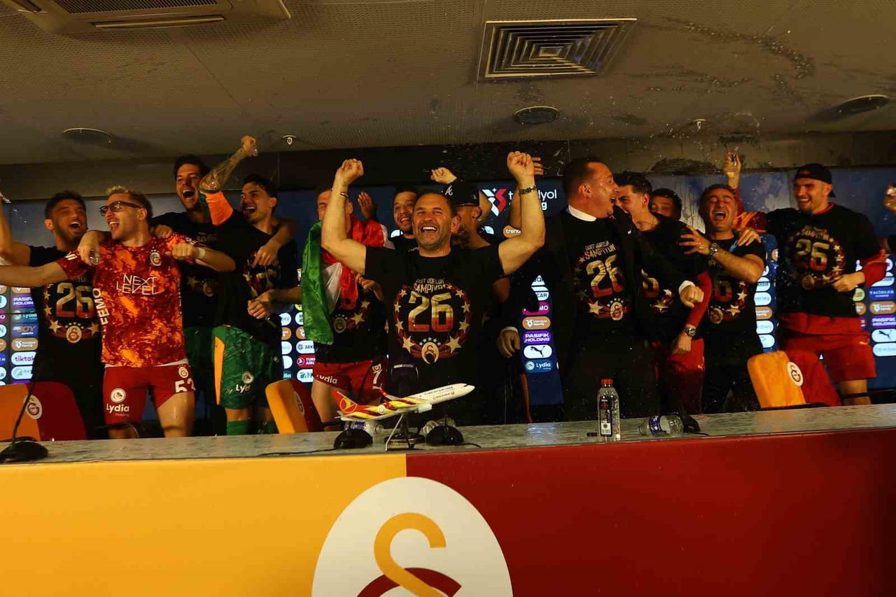 GALATASARAYLI FUTBOLCULAR, GALATASARAY TEKNİK DİREKTÖRÜ OKAN BURUK’U BASIN TOPLANTISI GELEREK...