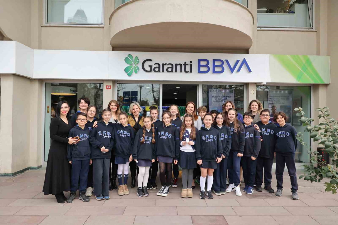 GARANTİ BBVA, ÖĞRENCİLERİN FİNANSAL OKURYAZARLIK BECERİLERİNİ DESTEKLEMEK VE BANKACILIK DÜNYASINI...