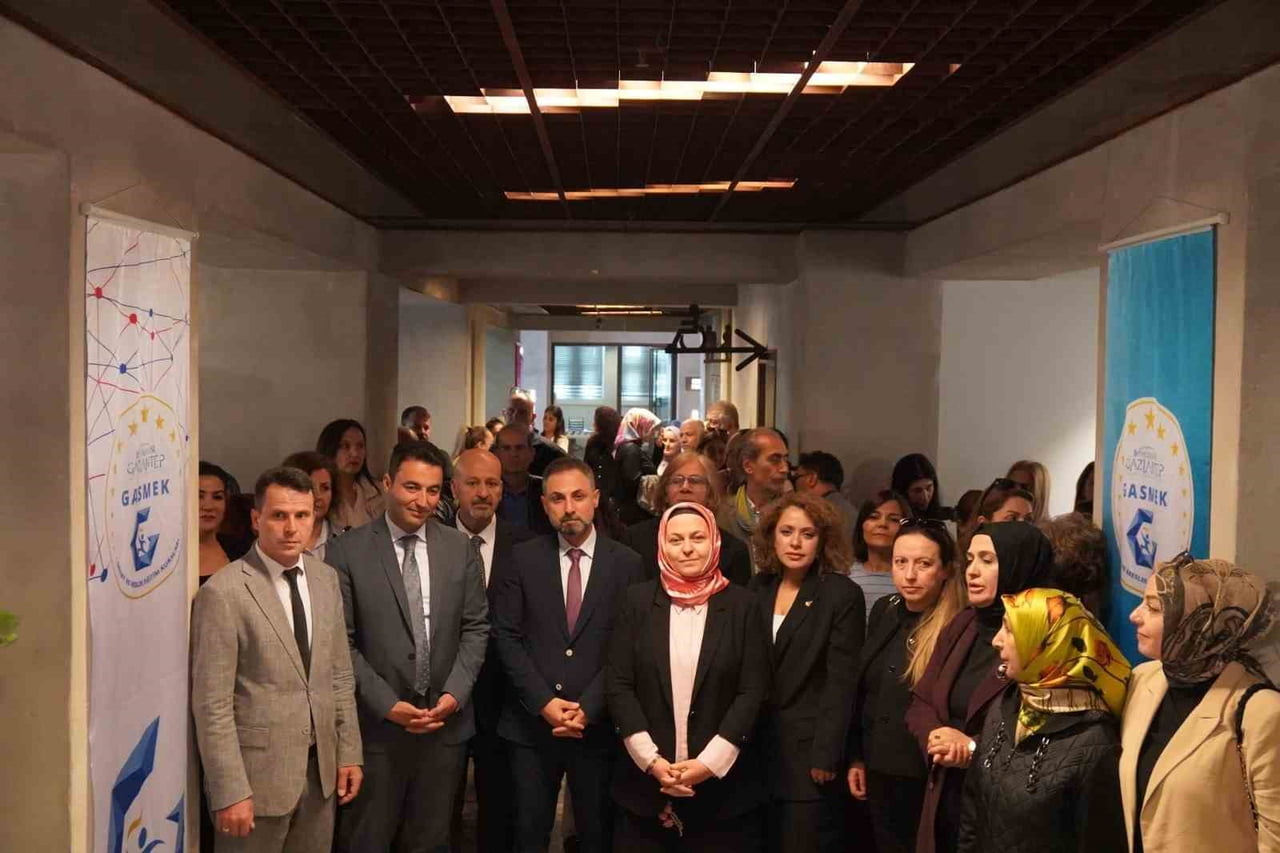GAZETECİ ALİ ATALAR ANADOLU’NUN YÜZLERİ SERGİSİ KAHRAMAN EMMİOĞLU SANAT MERKEZİNDE AÇILDI. 25...