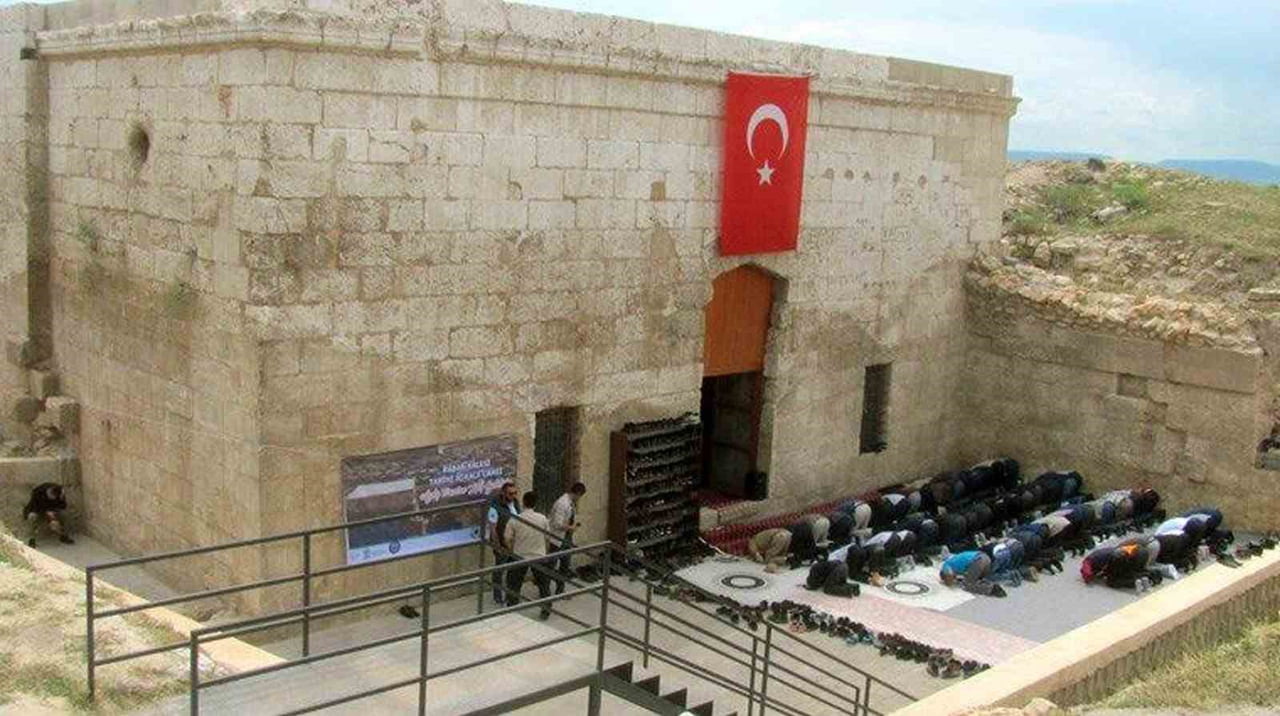 GAZİANTEP'İN ARABAN İLÇESİNDE BULUNAN VE İLÇENİN İLK CAMİSİ OLARAK BİLİNEN TARİHİ İÇ KALE...