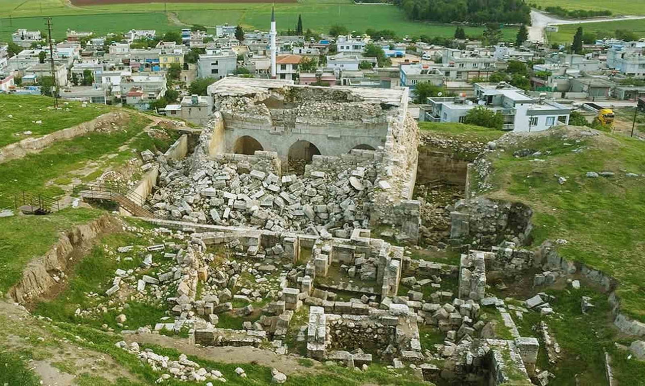GAZİANTEP'İN ARABAN İLÇESİNDE BULUNAN VE İLÇENİN İLK CAMİSİ OLARAK BİLİNEN TARİHİ İÇ KALE...