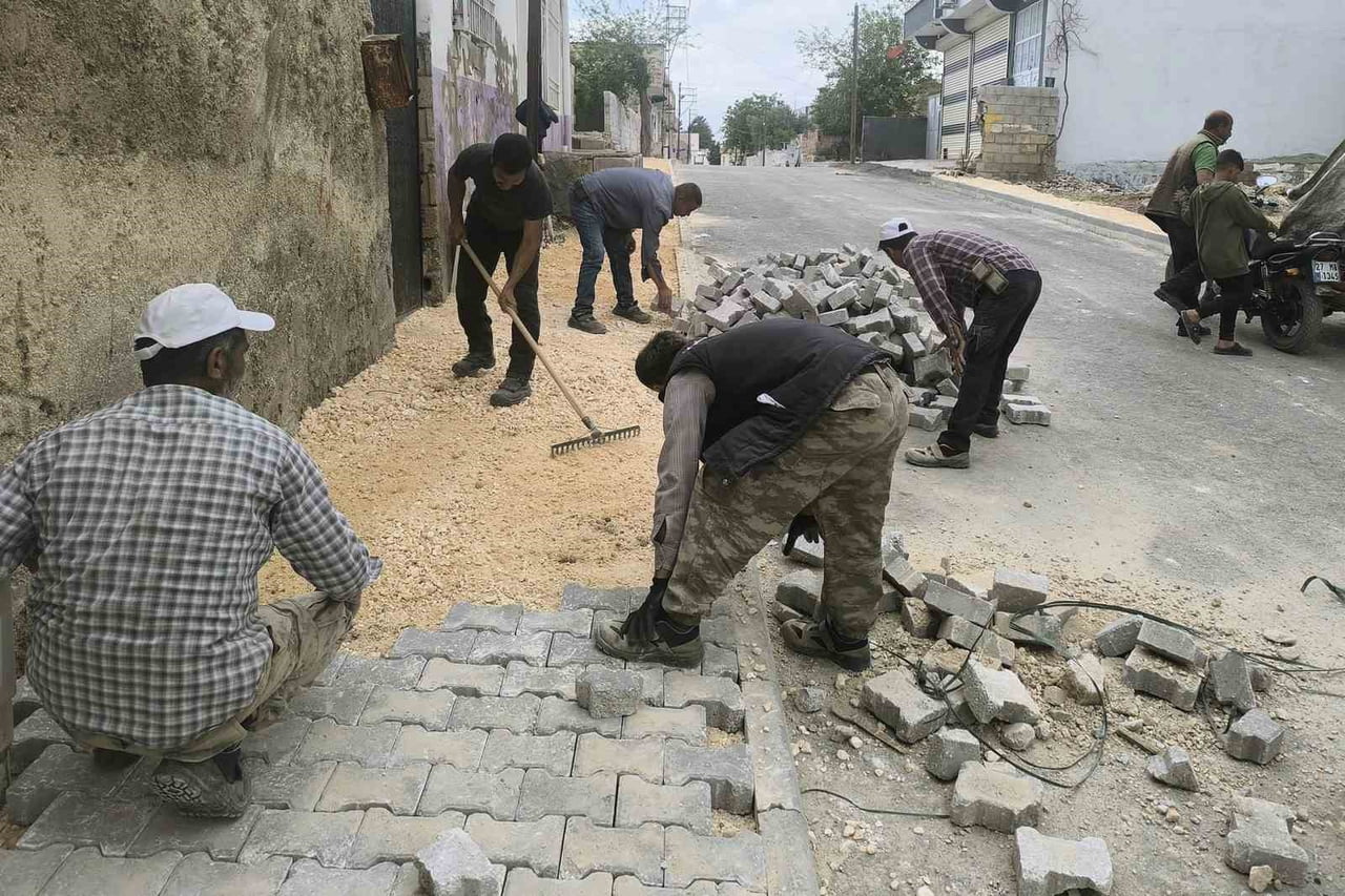 GAZİANTEP'İN ARABAN İLÇESİNDE GEÇEN YIL BAŞLATILAN İÇME SUYU HATTI YENİLEME VE DOĞALGAZ ALTYAPI...