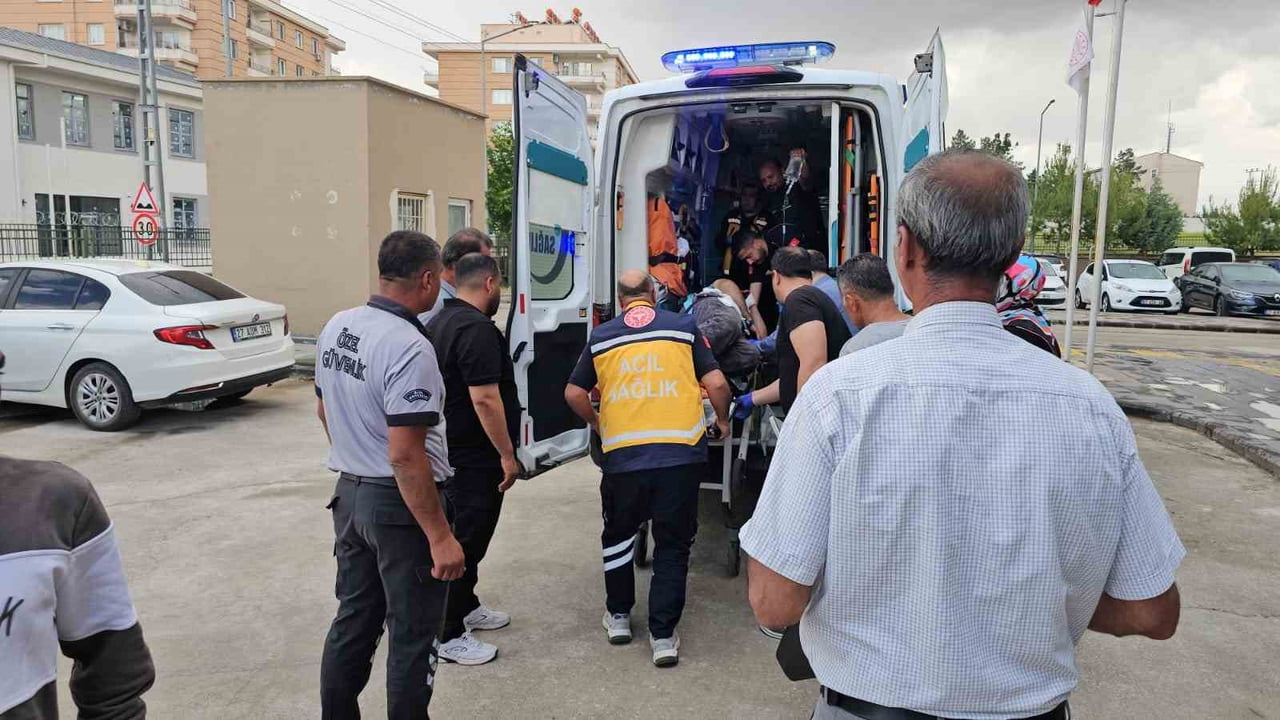 GAZİANTEP'İN KARKAMIŞ İLÇESİNDE ÇALIŞMA ESNASINDA ELEKTRİK DİREĞİNDEN DÜŞEN İŞÇİ AĞIR...