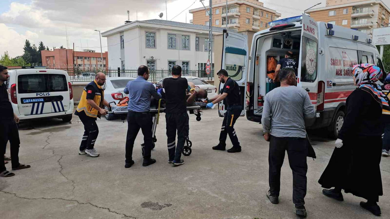 GAZİANTEP'İN KARKAMIŞ İLÇESİNDE ÇALIŞMA ESNASINDA ELEKTRİK DİREĞİNDEN DÜŞEN İŞÇİ AĞIR...