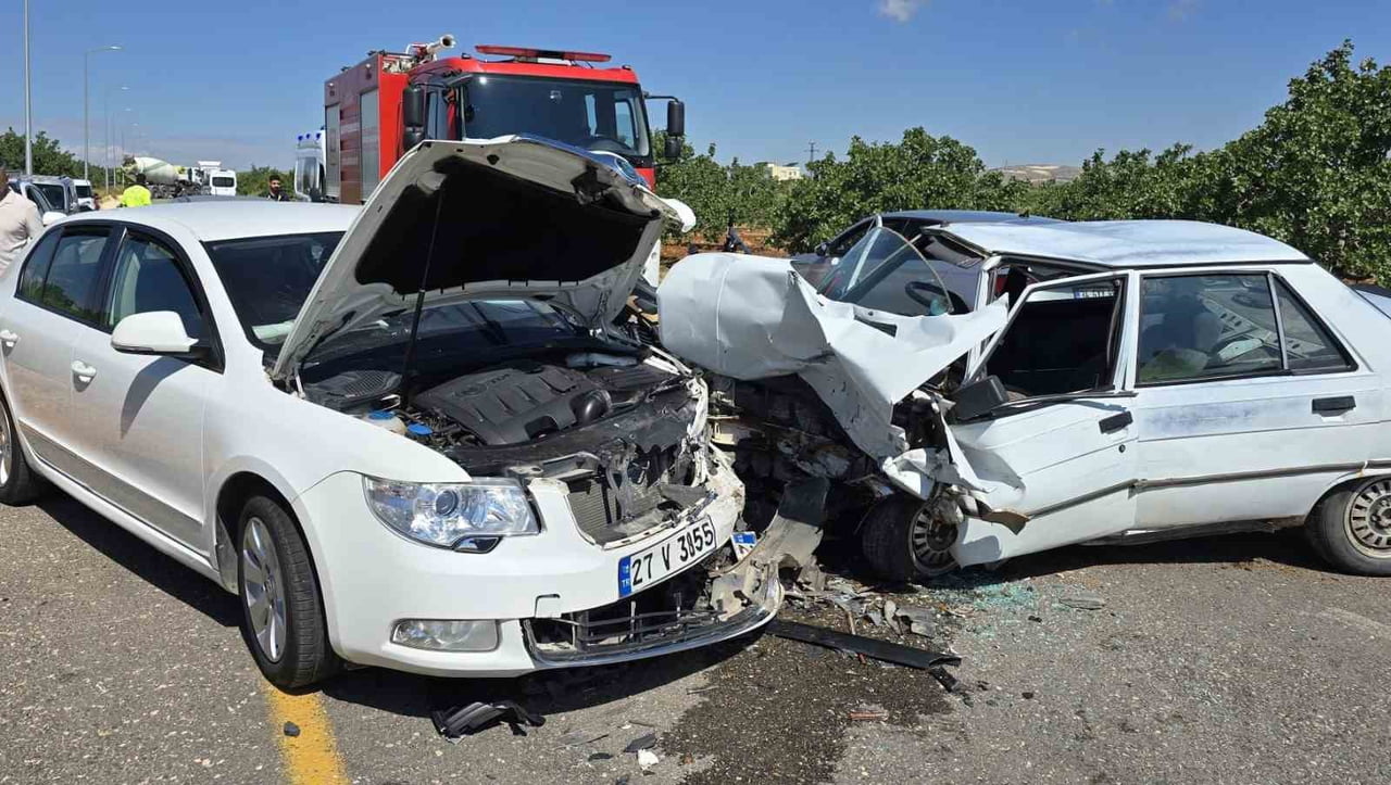 GAZİANTEP'İN NİZİP İLÇESİNDE İKİ OTOMOBİLİN KAFA KAFAYA ÇARPIŞMASI SONUCU SÜRÜCÜLER...